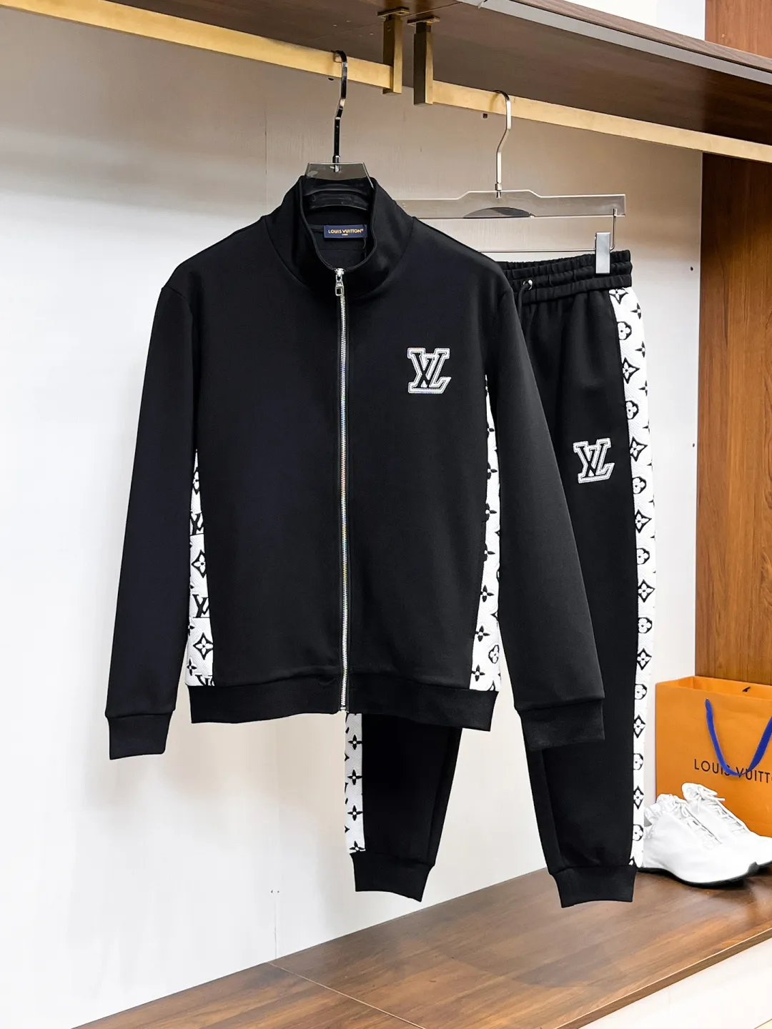 🅿️720 LV 2025 autumn and winter new counter casual suit, breathable, comfortable and casual! Full of high-end feel! The details are exquisite and high-end, and the workmanship is impeccable! The original high-end fabric is very high-end! The fabric is crisp, anti-wrinkle and wear-resistant, warm, neat and stylish. Everyone must buy a set this autumn and winter. They must look cool and handsome when wearing it. We specially recommend the size M-3XLC30